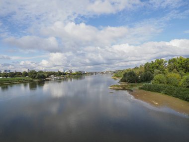 Bereketli Yeşillik ve Mavi Gökyüzü Yansımaları ile Sahne Riverside Manzarası