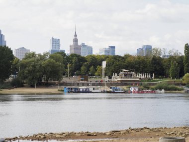 Şehir Skyline ve Park in the Background ile Sahne Riverside View