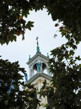 Sonbahar Boyunca Kilise Kulesi Temiz Arkaplanlı Yapraklar