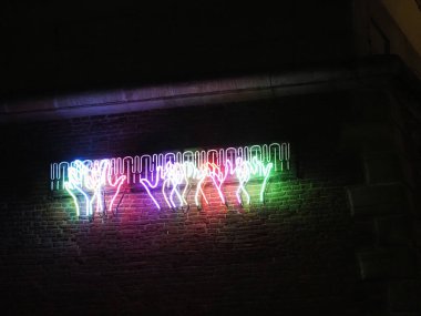 Neon Elleri Gökyüzüne Uzanıyor