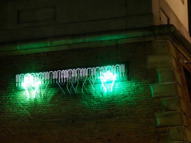 Şehirdeki Gece Duvarında Neon Yeşil Işık Kurulumu