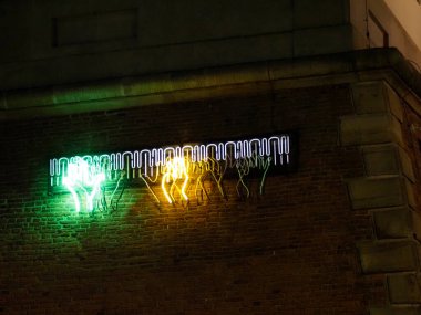 Gece Yeşil ve Sarı Renklerle Tuğla Duvarda Neon Işığı Yükleme