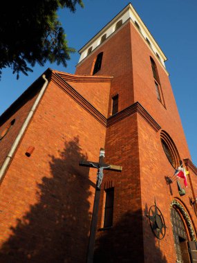 Tuğla Duvarında Haç olan Bronz bir yelkenli heykeli, Tarihi Deniz Sanatı