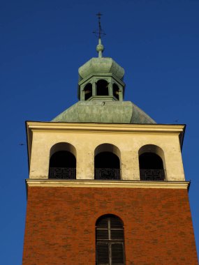 Temiz Mavi Gökyüzü Arkaplanı olan Tarihi Kilise Kulesinin Mimari Detayları