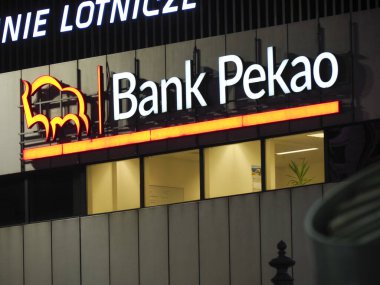 Aydınlatılmış Banka Pekao Şehir Merkezindeki Modern Bina Tabelası