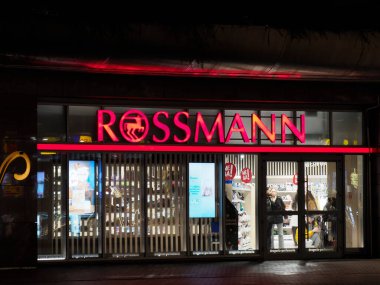 Rossmann Mağazası Gece Görüşü Aydınlatılmış İşaret ve İçerideki Müşteriler