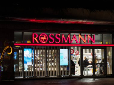 Rossmann mağazasının gece görünümü aydınlatma işareti ve pencere görüntüleme ürünleri
