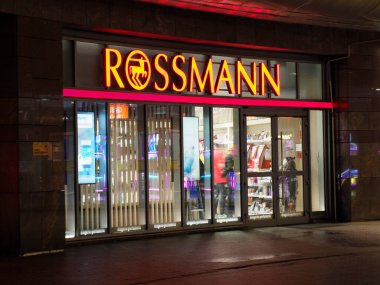 Geceleri Rossmann Mağazası 'nı Görünür İçişleri ve Ürünleri ile aydınlattı