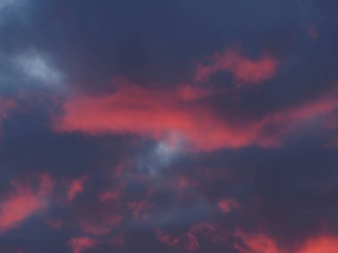 Pembe ve Mor Bulutlu Güzel Günbatımı Gökyüzü Şehir ve Şehir Çatıları Üzerinde