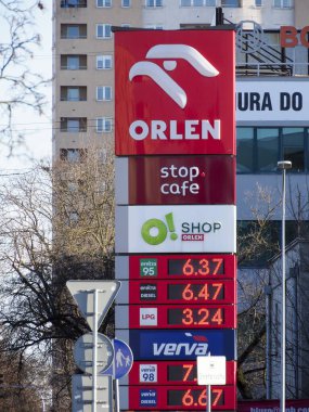 Çeşitli Yakıt Seçenekleri ile Orlen Benzin İstasyonu Fiyat Tabelası, Şehir Gidişatını ve Tüketici Seçimlerini Yansıtıyor