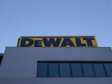 Açık Mavi Gökyüzüne Karşı Çatı Yapımı Konulu Dewalt Tabelası, Güç Aletleri ve İnşaat Endüstrisini Temsil Ediyor
