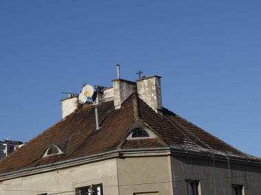 Baca, Anten ve Gökyüzüne Karşı Uydu Tabakları, Şehir Haberleşmesi ve Mimarisi olan Çatı