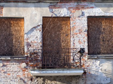 Tahta Pencere ve Balkon, Şehir Yıkımı ve Mimari Detaylı Derelict Binası