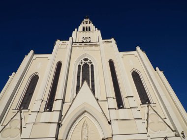 Açık Mavi Gökyüzüne Karşı Uzun Spire ile Gotik Kilise Cephesi, Mimari Görkem