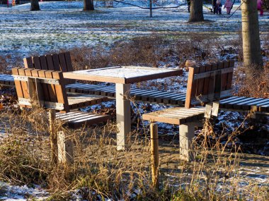 Kışlık Park 'ta Tahta Masa ve Sandalyeler, Açık Oturma