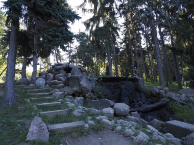 Park 'ta Taş Merdivenler ve Şelale, Güneşli Gün