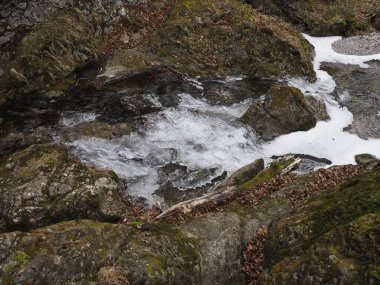 Dağ Geçidi 'ndeki Buzlu Akıntı. Yakın plan.