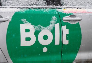 Araba kapısında sürgülü logo