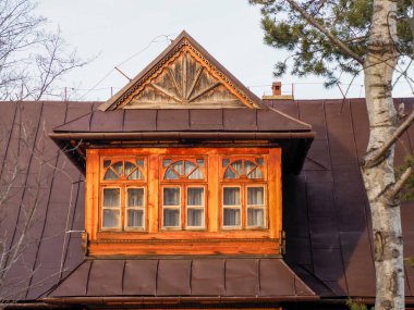 Geleneksel Bir Evin Karlı Çatı Üzerine Klasik Tahta Dormer Penceresi