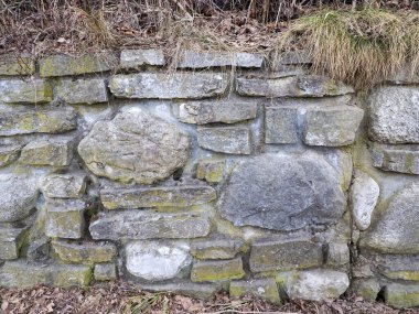 Yosun ve Çimenli Yıpranmış Taş Duvar