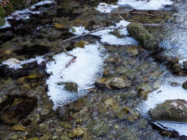 Kısmen Donmuş Kış Akıntısının Kayalar Arasında Kar ve Buz oluşumlarıyla Yakın Çekimi