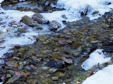 Kayalık Dağ Akıntısının Geniş Açı Manzarası Karlı Kış Ormanı 'nda Akıyor