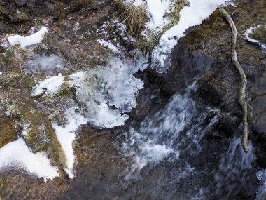 Akıcı Dağ Akıntısı Karanlık Kayalıkların Üzerinden Şelale Gibi Eriyen Karla İlkbahar Ormanında