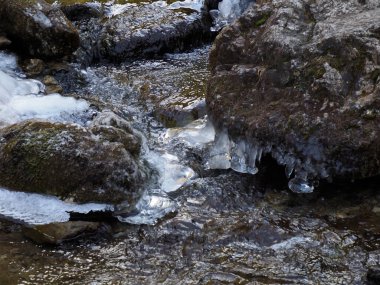 Buz oluşumları ve Kayalık Arazide Akan Su ile Donmuş Akımın Detaylı Görünümü
