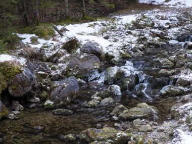 Eriyen Buz ve Kar Dağlık Nehirde Kayalık Arazi Üzerinde Küçük Şelaleler Oluyor