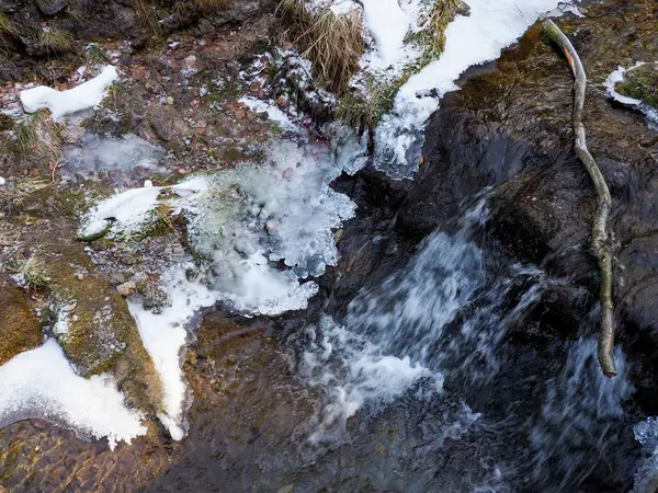 Akıcı Dağ Akıntısı Karanlık Kayalıkların Üzerinden Şelale Gibi Eriyen Karla İlkbahar Ormanında
