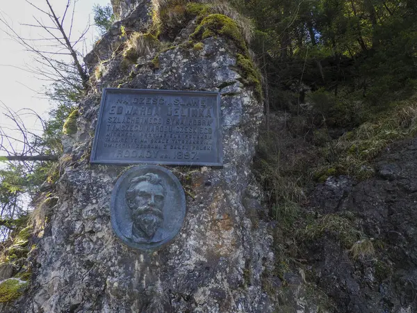 Rocky Dağı Kayalıkları 'na gömülü Tarihi Plaket Yerel Mirası Anma Töreni