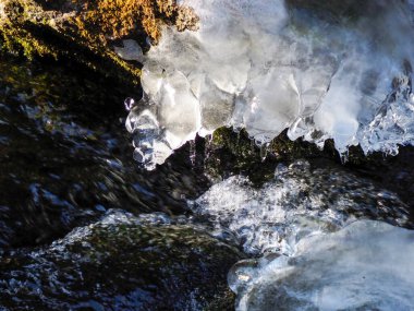 Dağdaki Akıntı 'daki Karanlık Kayalar Üzerine Karmaşık Buz oluşumlarının Yakın Çekimi