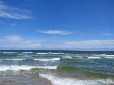 Geniş Açı Baltık Deniz Manzarası Rolling Waves ile Parlak Mavi Gökyüzü Altında Sandy Shore Buluştu
