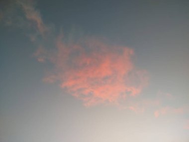 Günbatımında Pembe Bulutlar Gökyüzündeki Canlı Renkleri Yansıtıyor Rüya Atmosferik Sahne Oluşturuyor Baltık Denizi Üzerinde
