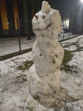 Karikatür Karakterinin Yaratıcı Kış Heykeli Aydınlanmış Arkaplan ile Gece Şehir Parkında Duruyor