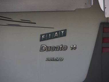 Fiat Ducato 14 Beyaz Teslimat Minibüs Yan Paneli Araç Model Adı ve Arka Arka Stop lambası Gösteriliyor