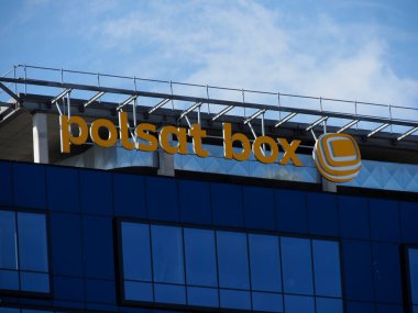 Açık Gökyüzü Karşısındaki Parlak Mavi Cam Bina üzerinde Polsat Kutusu Kurumsal Logosu Düşük Açılı Açıyla Bakıldı