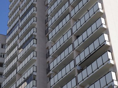 Açık Mavi Gökyüzüne Karşı Simetrik Görünümlü Modern Yüksek Katlı Apartman