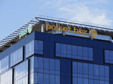 Çağdaş Mavi Cam Ofis Binası, Gökyüzüne Karşı Çatı Üzerinde Polsat Kutusu Logosu Işıklandırıldı