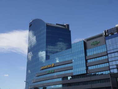 Parlak Mavi Cam Gökdelenler Açık Bahar Gününde Varşova İş Bölgesi 'nde Güneş Işığını Yansıtıyor