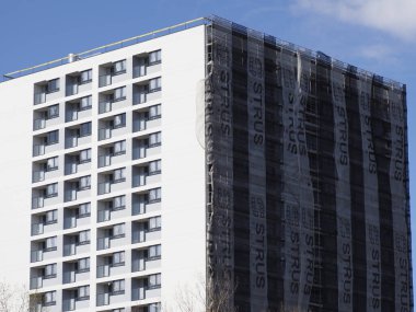 Kentsel Mahallede Uzun Beyaz Konut Apartmanı Üniformalı Pencere ve Balkon Şablonu