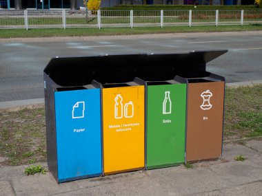 Kamu Parkında Kağıt, Plastik, Cam ve Organik Atık İçin Renkli Ayıklama Konteynırları