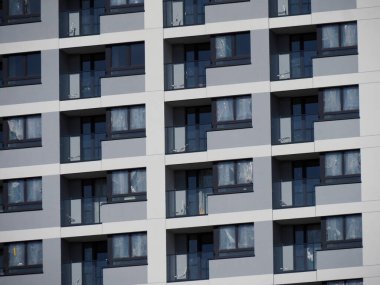 Kentsel Ayarlarda Pencerelerin ve Balkonların Geometrik Desenli Modern Apartman Apartmanı