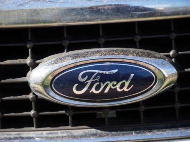 Iconic Blue Oval Logosunu Gösteren Araba Izgarası Üzerine Klasik Ford Ambleminin Ayrıntılı Kapanışı