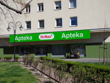 Kentsel Yapı Alanında Yeşil İşaretli Modern DrMax Eczane Önü
