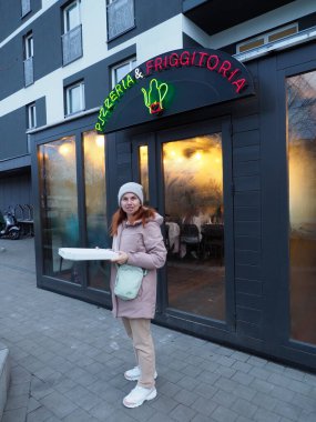 Modern Pizzacının Dışında Kışlık Kıyafetli Genç Kadın Akşam Işıklı Yeşil İşaretli