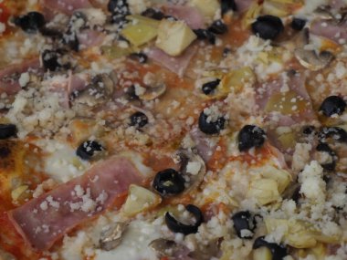 Jambon, Ananas ve Siyah Zeytinli Ekstrem Yakın Çekim Peynir ve Toplama Dokusunu Gösteren Pizza