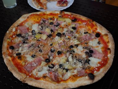 Jambon, Ananas ve Siyah Zeytinli Ekstrem Yakın Çekim Peynir ve Toplama Dokusunu Gösteren Pizza