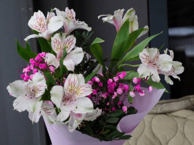 Zarif Karışık Çiçek Çiçeği ile Beyaz Alstroemeria ve Canlı Pembe Çiçekler ile Karanlık Arkaplan, Profesyonel Çiçek Düzenleme