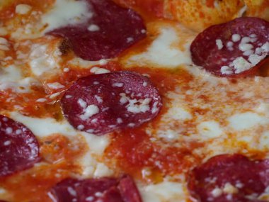 Eritilmiş Mozzarella 'lı Lezzetli Pepperoni Pizza Karanlık Masa' da, Taze Klasik İtalyan Fast Food 'unun En İyi Görünümü